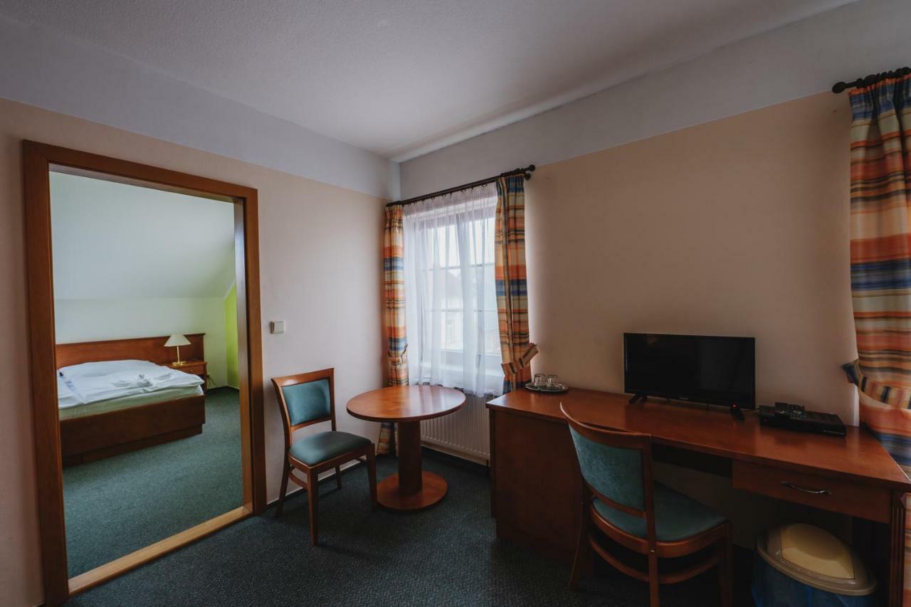 Hotel Taverna Javornik  Luaran gambar