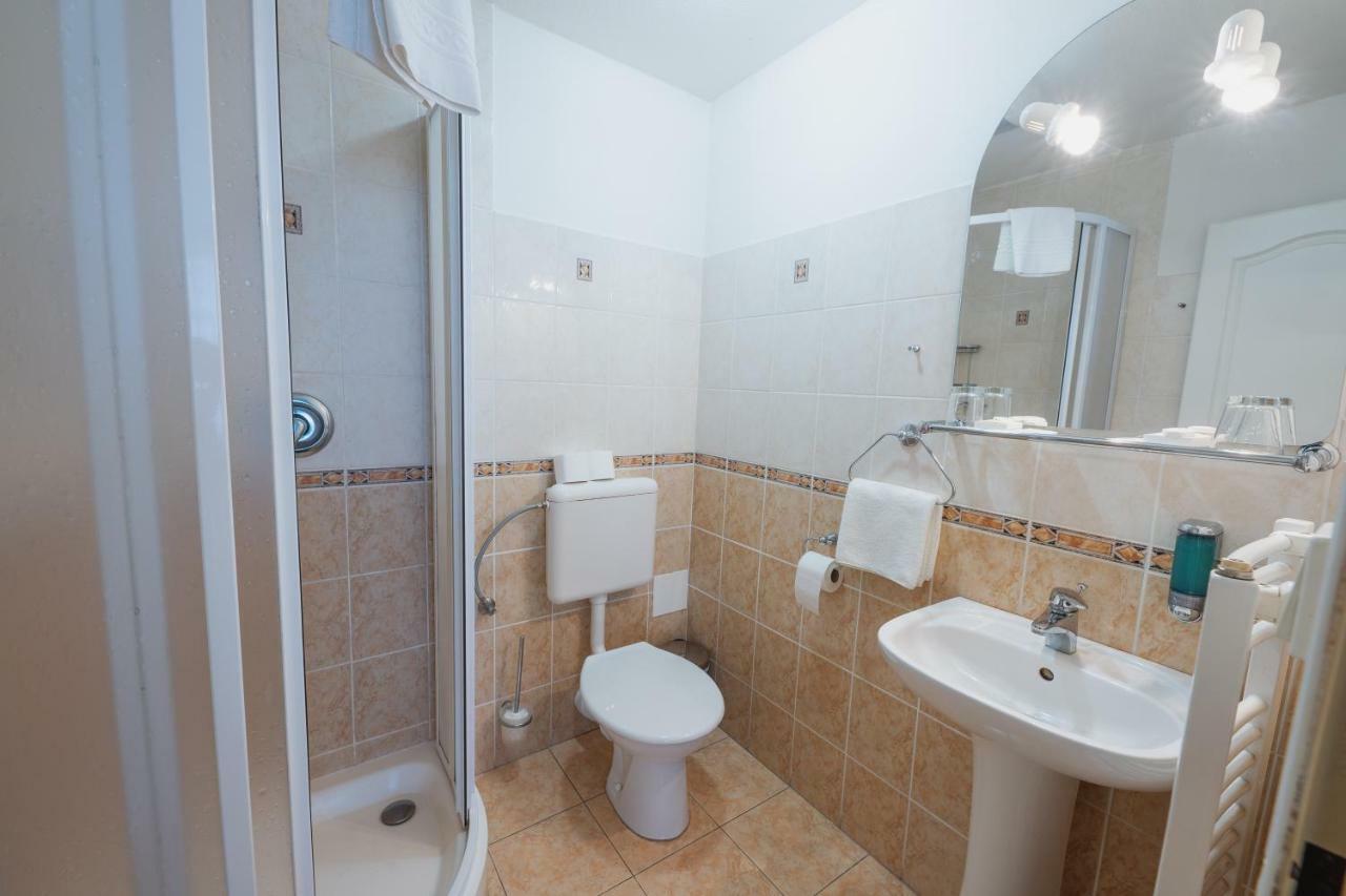 Hotel Taverna Javornik  Luaran gambar