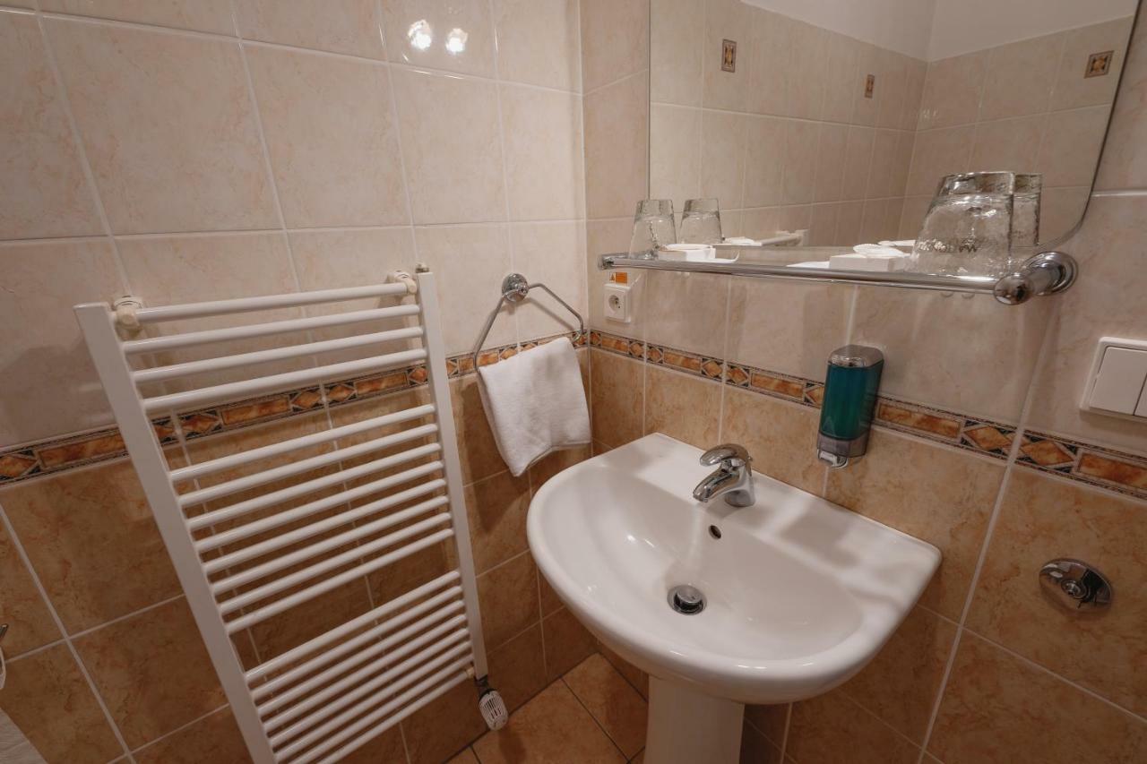 Hotel Taverna Javornik  Luaran gambar