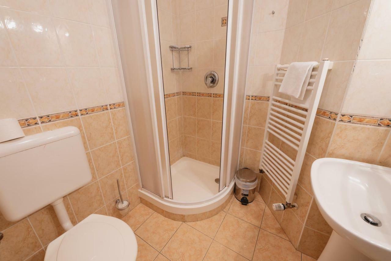 Hotel Taverna Javornik  Luaran gambar